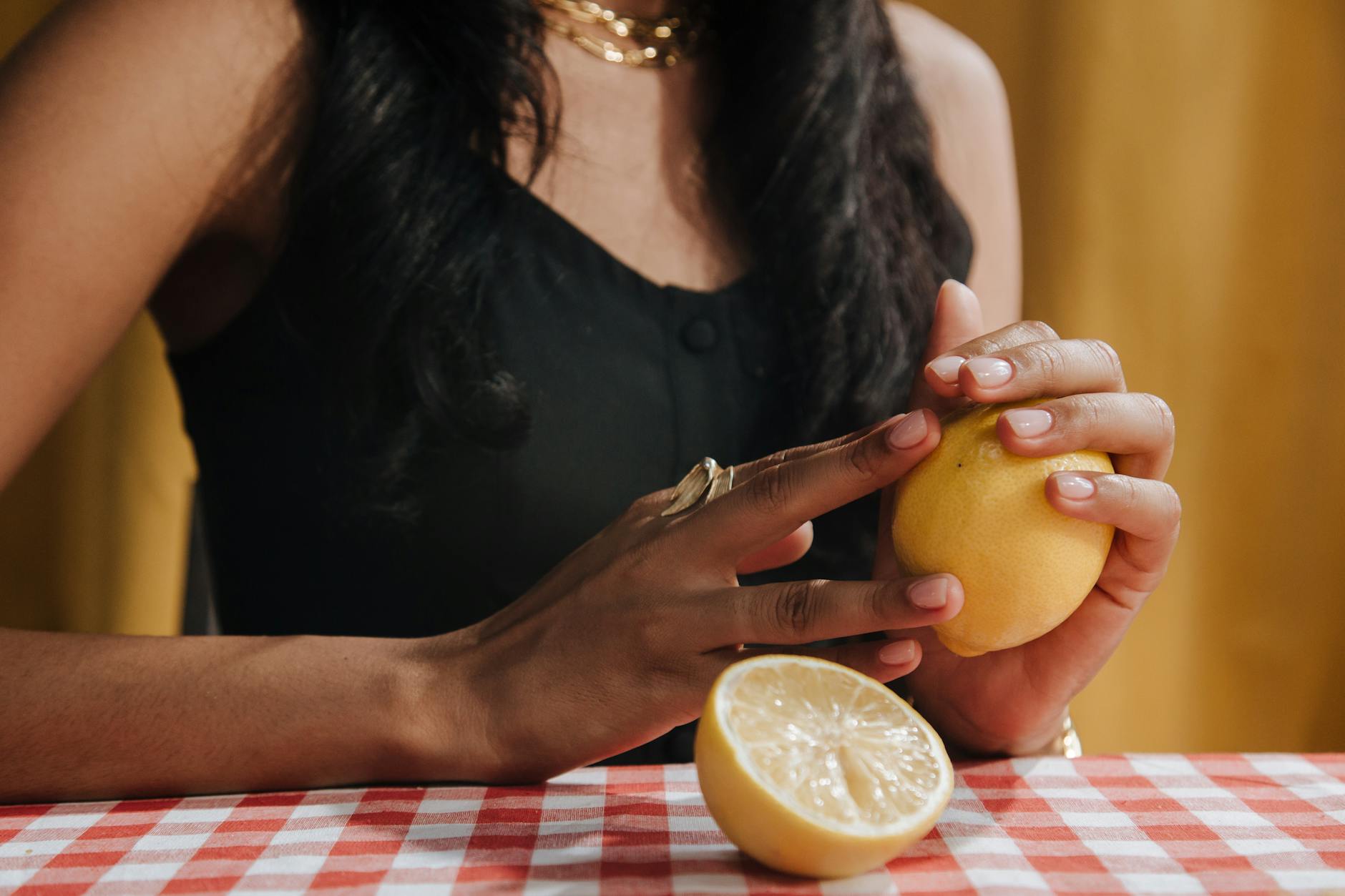 Femme tenant un citron frais, symbolisant la sensation progressive et naturelle