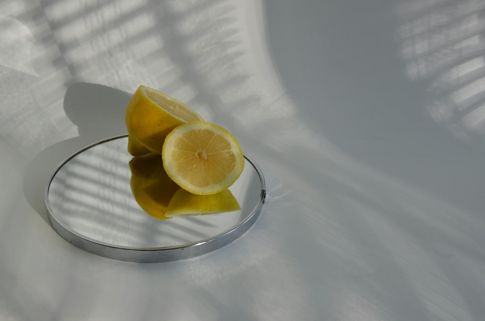 Gelber Lemon-Vibrator, umgeben von geschälten Bananen auf gelbem Hintergrund, das Design moderner Saugvibratoren zeigend.