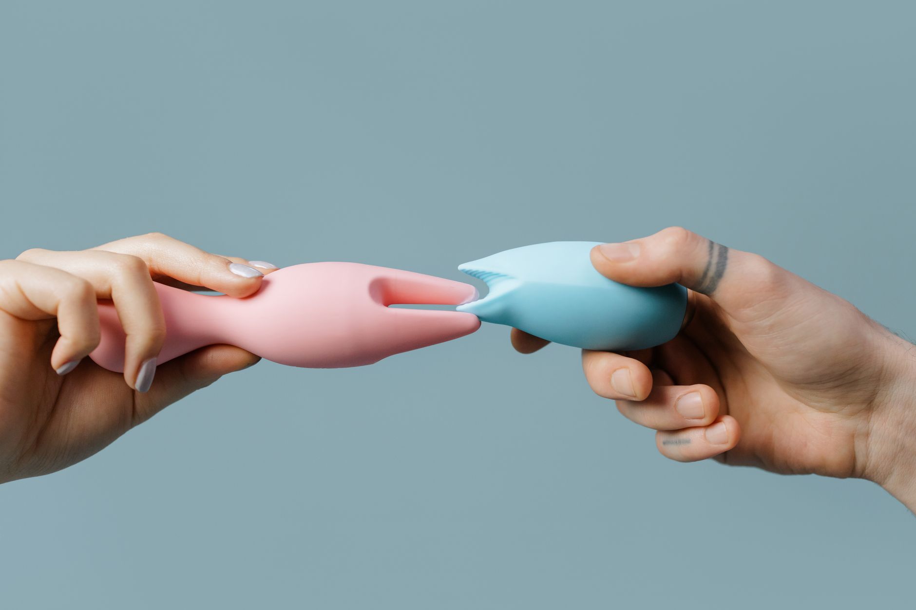 Vibrateurs clitoridiens modernes colorés en gros plan, représentant l'innovation en matière de plaisir féminin