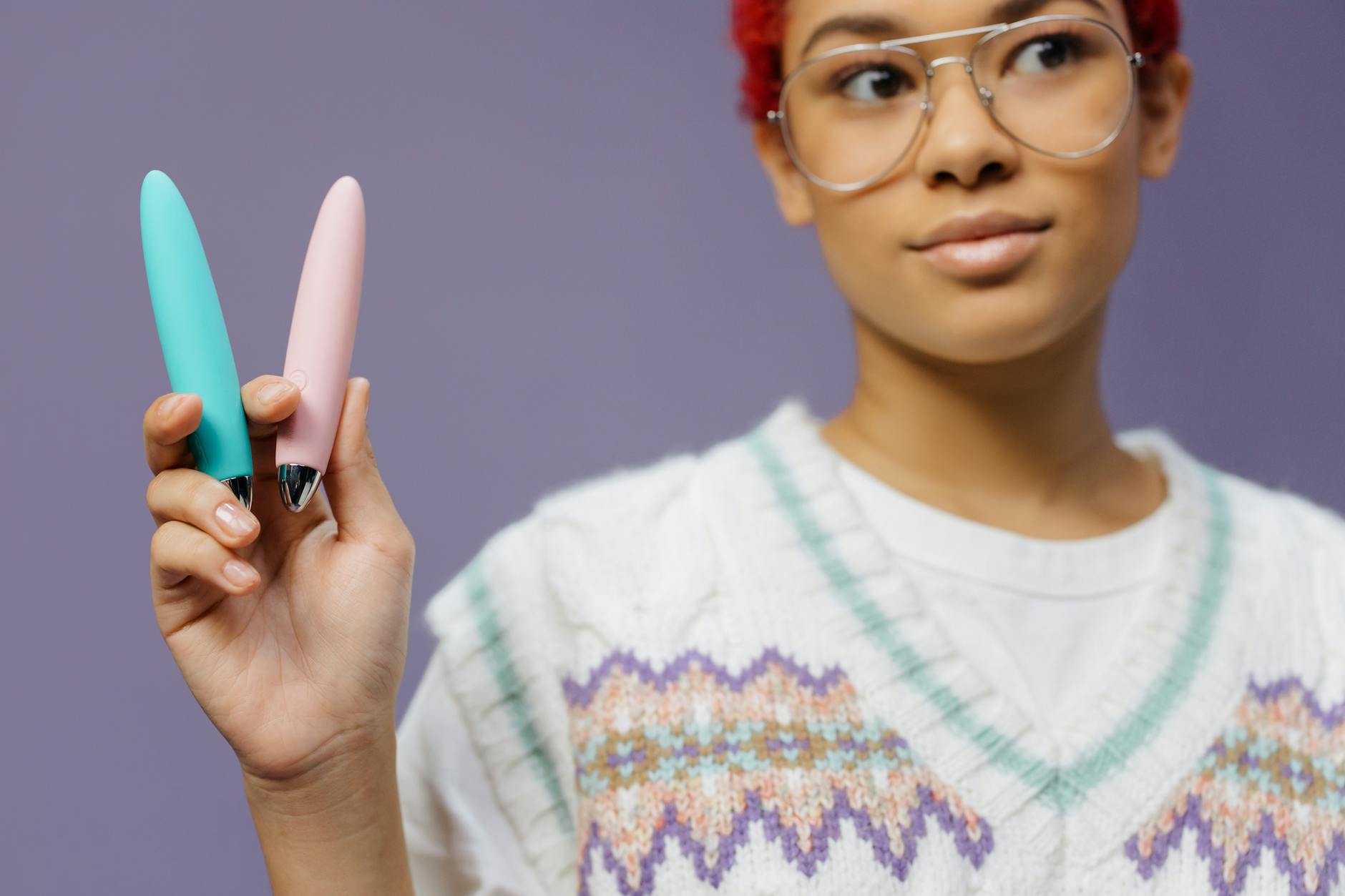 Une femme tient un vibrateur Lemon rose et explore sa sensibilité clitoridienne variable